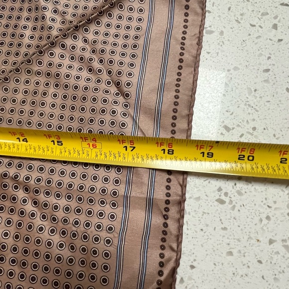Elegant Brown Patterned Pocket Square silk hand rolled in Italy - Picture 4 of 4